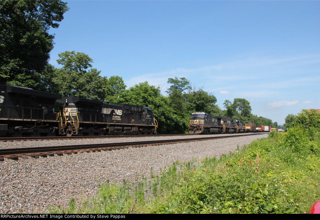 A meet between NS trains 591 and 11V